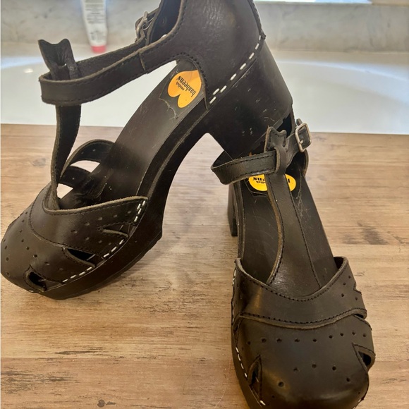 Swedish Hasbeens Black Leather Clogs - Picture 3 of 11